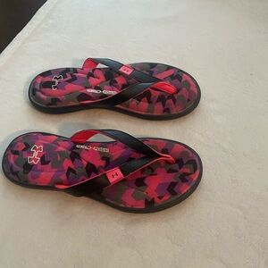 Womens Under Armour flip flops, NWOT, size 8.  Pink/black.